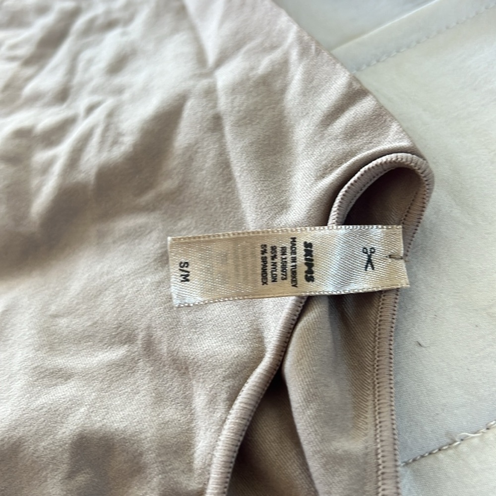 Skims Essential Mock Neck Long Sleeve Bodysuit - Picture 8 of 8